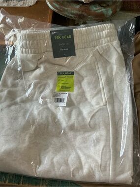 Tek gear Woman’s Ultrasoft Fleece Jogger Shorts - Cream, size 1X